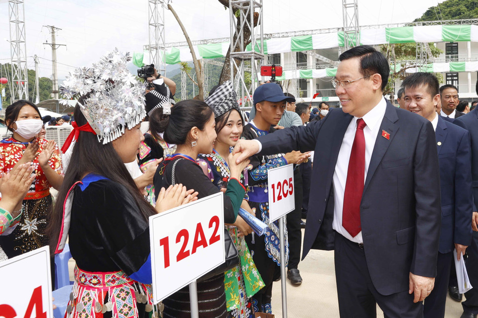 Chủ tịch Quốc hội Vương Đình Huệ và đại biểu, học sinh Trường THPT Kỳ Sơn dự lễ khai giảng. (Ảnh: Doãn Tấn/TTXVN)