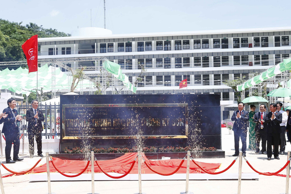 Chủ tịch Quốc hội Vương Đình Huệ và đại biểu thực hiện nghị thức kéo băng khánh thành bàn giao công trình Trường THPT Kỳ Sơn. (Ảnh: Doãn Tấn/TTXVN) 