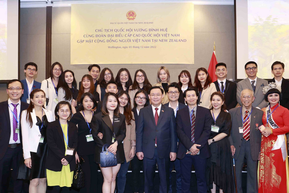 Hình ảnh Chủ tịch Quốc hội Vương Đình Huệ chụp ảnh lưu niệm với đại biểu. (Ảnh: Doãn Tấn/TTXVN)