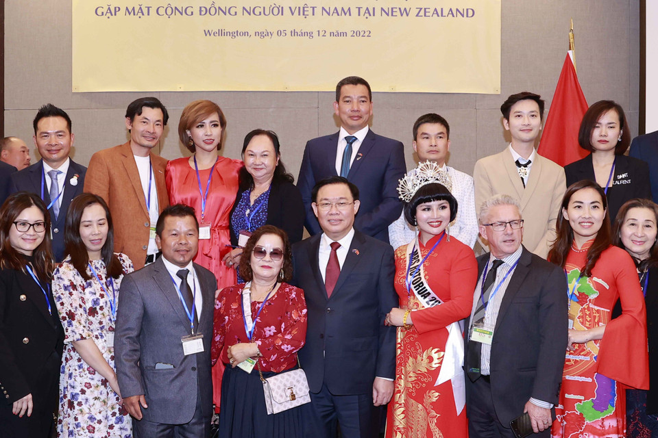 Chủ tịch Quốc hội Vương Đình Huệ chụp ảnh lưu niệm với đại biểu. (Ảnh: Doãn Tấn/TTXVN)