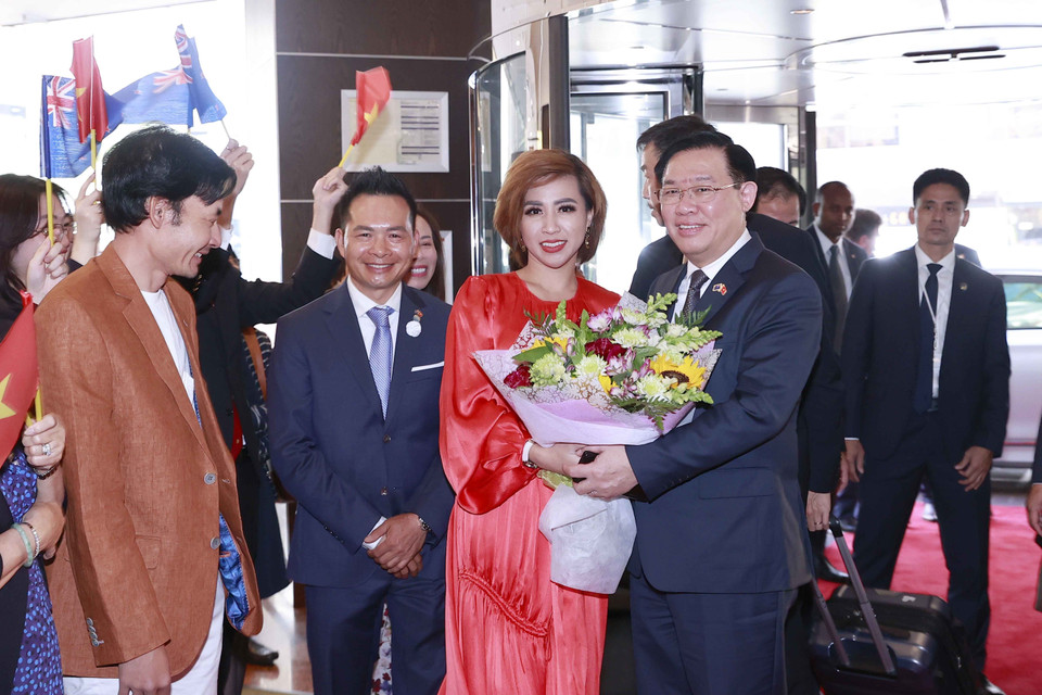 Chủ tịch Quốc hội Vương Đình Huệ.với cán bộ, nhân viên Đại sứ quán và cộng đồng người Việt Nam tại New Zealand. (Ảnh: Doãn Tấn/TTXVN)