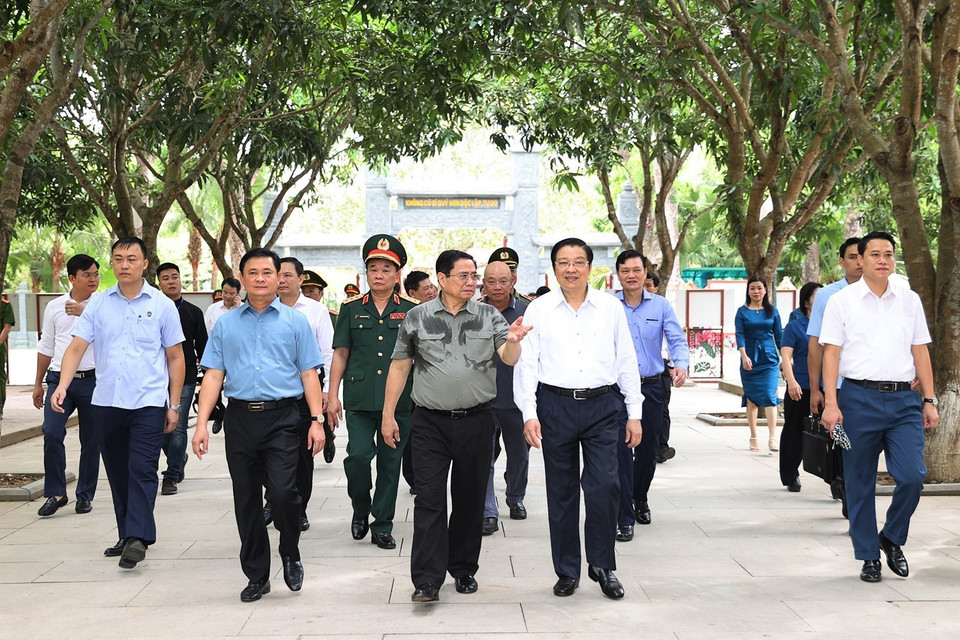 Thủ tướng Phạm Minh Chính thăm Khu di tích Kim Liên, huyện Nam Đàn. (Ảnh: Dương Giang/TTXVN)
