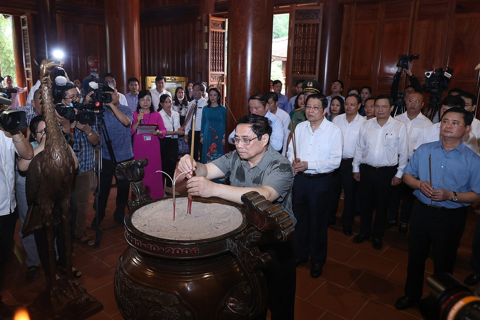 Thủ tướng Phạm Minh Chính dâng hương, hoa tại Nhà tưởng niệm Chủ tịch Hồ Chí Minh. (Ảnh: Dương Giang/TTXVN)