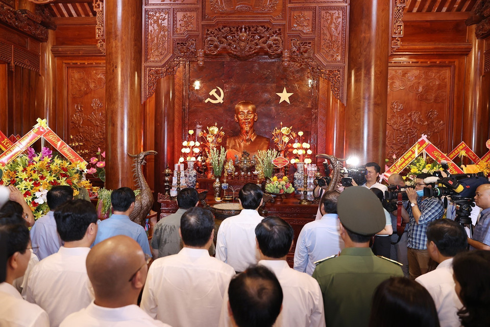 Hình ảnh Thủ tướng Phạm Minh Chính dâng hương, hoa tại Nhà tưởng niệm Chủ tịch Hồ Chí Minh. (Ảnh: Dương Giang/TTXVN)