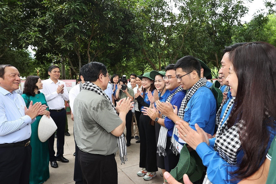 Thủ tướng Phạm Minh Chính nói chuyện với du khách đến dâng hương Chủ tịch Hồ Chí Minh trong Khu di tích Kim Liên, huyện Nam Đàn. (Ảnh: Dương Giang/TTXVN)