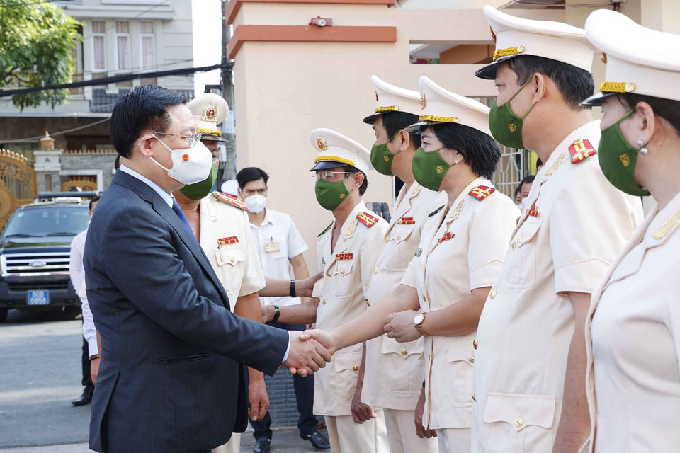 Chủ tịch Quốc hội Vương Đình Huệ với cán bộ, sỹ quan chỉ huy Công an tỉnh Cà Mau. (Ảnh: Doãn Tấn/TTXVN)