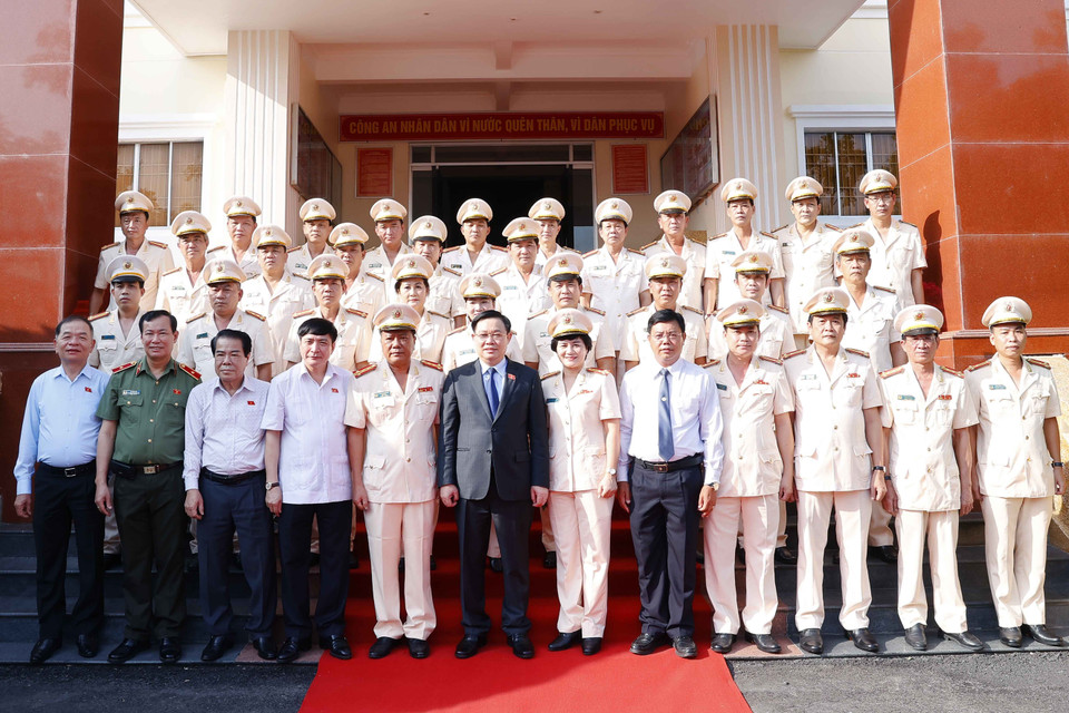 Chủ tịch Quốc hội Vương Đình Huệ chụp ảnh lưu niệm với cán bộ, chiến sỹ Công an tỉnh Cà Mau. (Ảnh: Doãn Tấn/TTXVN)