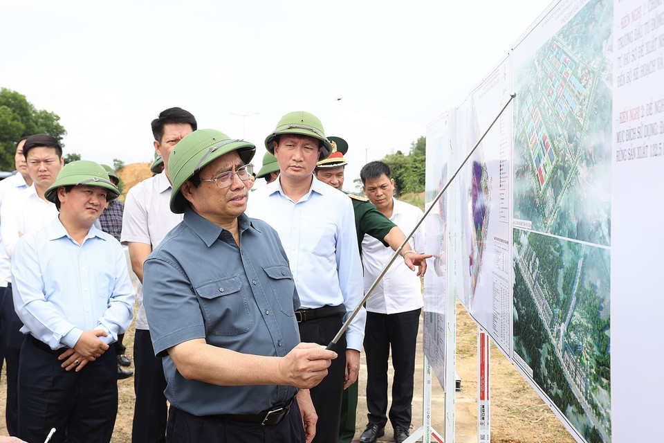 Thủ tướng Phạm Minh Chính khảo sát dự án xây dựng khu đô thị, dịch vụ Trấn Yên (Yên Bái). (Ảnh: Dương Giang/TTXVN)