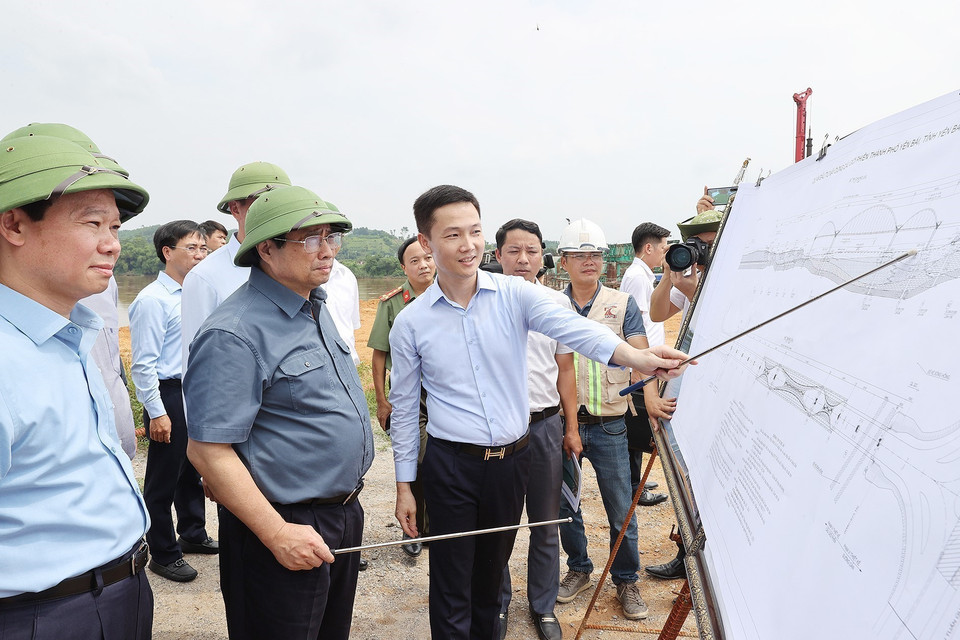 Hình ảnh Thủ tướng Phạm Minh Chính kiểm tra dự án cầu Giới Phiên, thành phố Yên Bái. (Ảnh: Dương Giang/TTXVN)