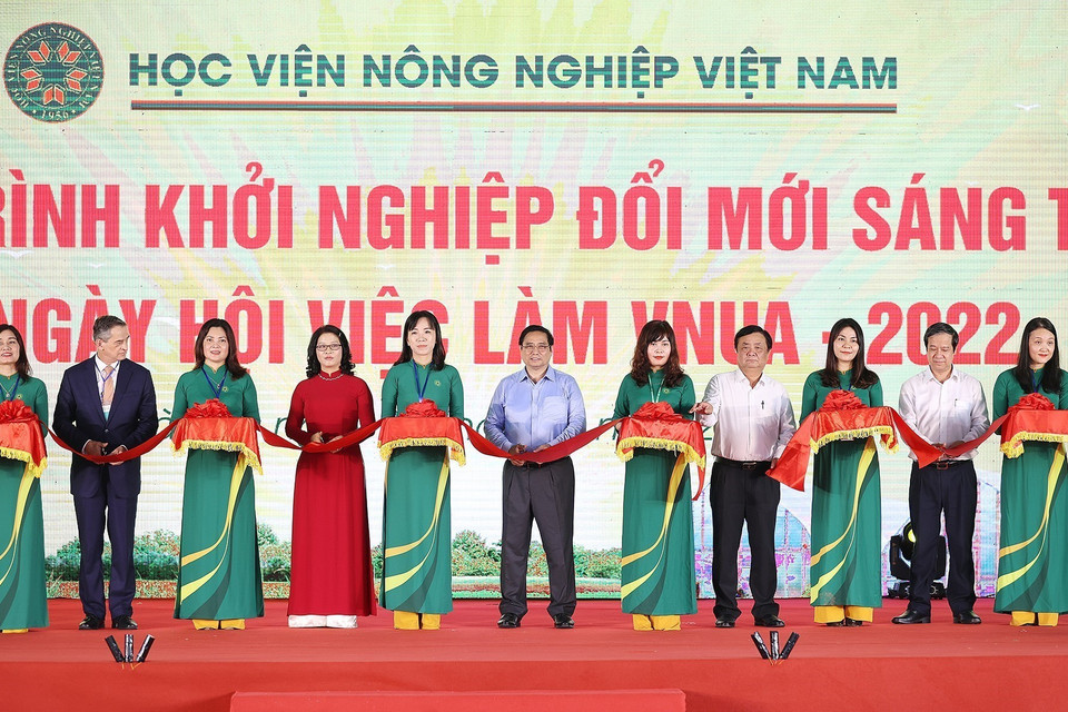 Thủ tướng Phạm Minh Chính và các đại biểu cắt băng khai mạc chương trình hành trình khởi nghiệp đổi mới sáng tạo. (Ảnh: Dương Giang/TTXVN)