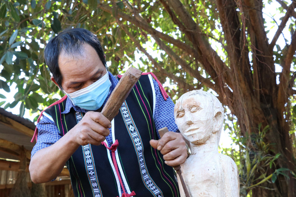 Loại tượng này được dùng trong nhà rông, nhà sàn nhưng phổ biến nhất vẫn là đặt quanh nhà mồ. Tượng vừa có chức năng trang trí vừa chứa đựng tín ngưỡng dân gian, đồng thời phản ánh đời sống tâm linh của người dân bản địa. (Ảnh: Hồng Điệp/TTXVN)