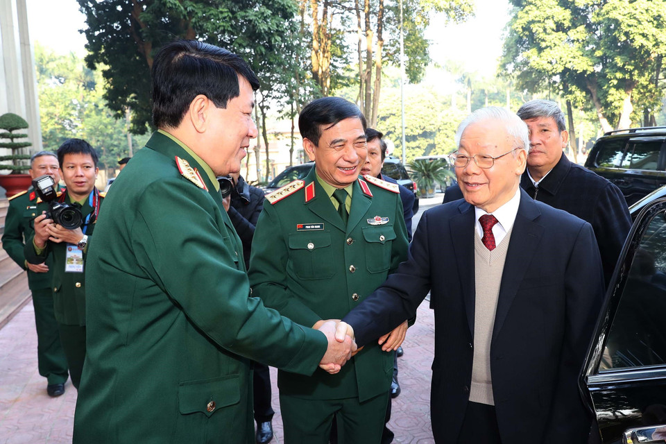 Tổng Bí thư Nguyễn Phú Trọng với các lãnh đạo Bộ Quốc phòng. (Ảnh: Trọng Đức/TTXVN)
