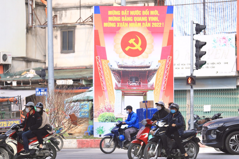 Pano cổ động cỡ lớn tại ngã tư Lò Đúc-Trần Khát Chân, quận Hai Bà Trưng. (Ảnh: Hoàng Hiếu/TTXVN)