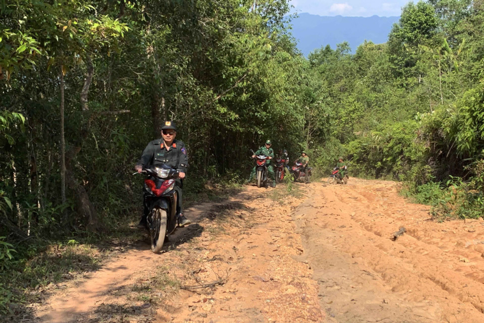 Cán bộ, chiến sỹ lực lượng công an, bộ đội biên phòng, công binh sử dụng xe máy vượt đường rừng trong nhiều giờ để vào bãi vàng Nậm Kha Á ở huyện Mường Tè. (Ảnh: Việt Hoàng/TTXVN)