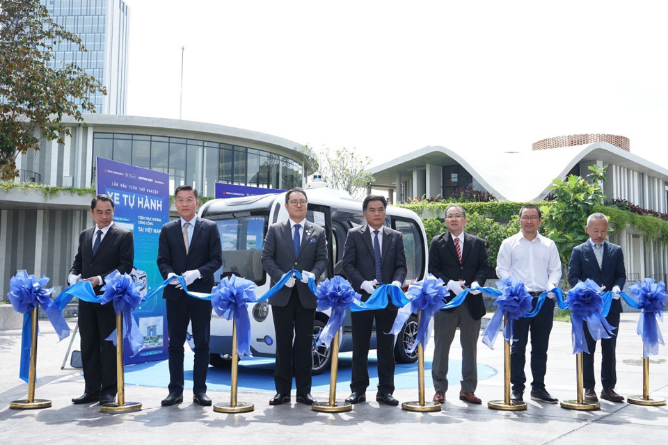 Các đại biểu cắt băng khai trương thử nghiệm xe tự hành công cộng kết nối với Trung tâm hành chính tỉnh Bình Dương. (Ảnh: TTXVN phát)