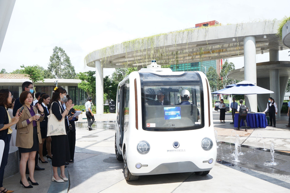 Người dân đến thử nghiệm xe tự hành công cộng. (Ảnh: TTXVN phát)