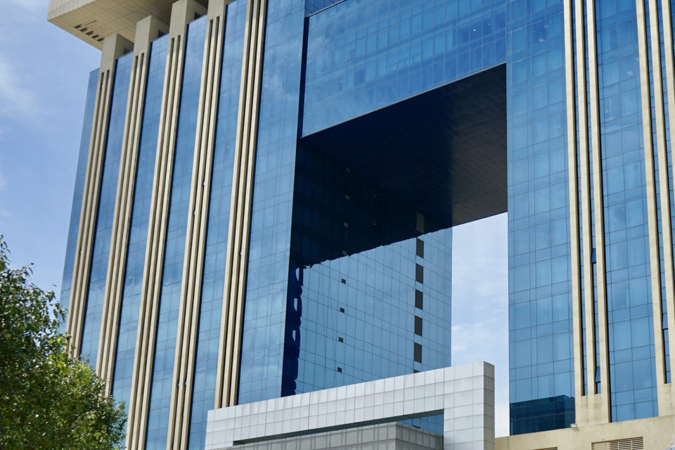 Xe tự hành không người lái công cộng trên lộ trình vòng cung dài 750m kết nối tòa nhà Trung tâm Hành chính tỉnh Bình Dương và Khu thương mại Hikari. (Ảnh: TTXVN phát)