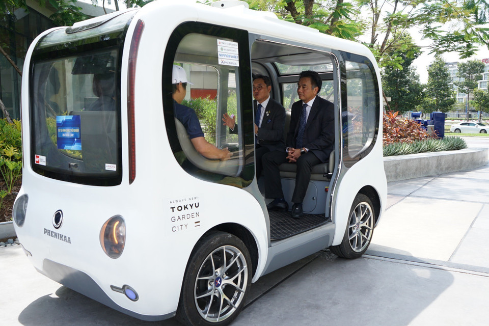 Phó Chủ tịch UBND tỉnh Bình Dương Nguyễn Lộc Hà ngồi trên xe tự hành vừa được đưa vào thử nghiệm kết nối với Trung tâm hành chính của tỉnh. (Ảnh: TTXVN phát)