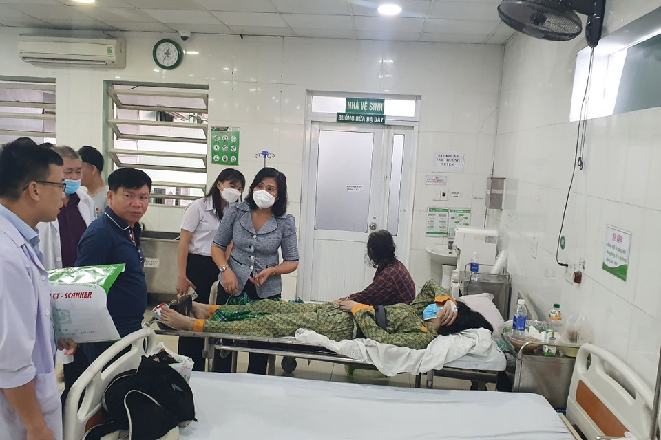 Lãnh đạo thành phố Thuận An thăm các nạn nhân bị thương đang được điều trị tại Bệnh viện đa khoa An Phú. (Ảnh: TTXVN phát)