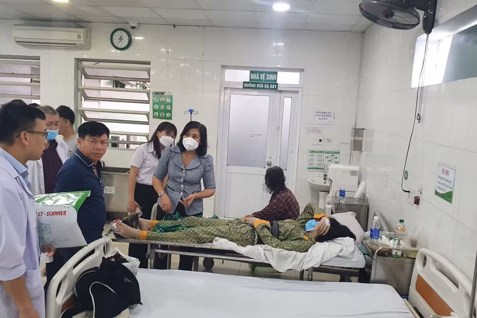 Lãnh đạo thành phố Thuận An thăm các nạn nhân bị thương đang được điều trị tại Bệnh viện đa khoa An Phú. (Ảnh: TTXVN phát)