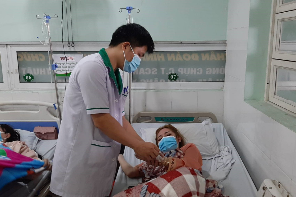 Bác sỹ thăm khám và chữa trị cho nạn nhân trong vụ cháy tại quán karaoke. (Ảnh: Dương Trí Tưởng/TTXVN)