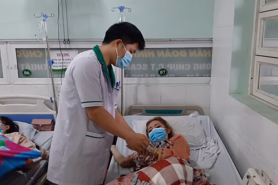 Bác sỹ thăm khám và chữa trị cho nạn nhân trong vụ cháy tại quán karaoke. (Ảnh: Dương Trí Tưởng/TTXVN)