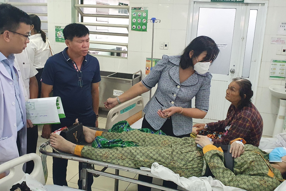 Lãnh đạo thành phố Thuận An thăm các nạn nhân bị thương đang được điều trị tại Bệnh viện đa khoa An Phú. (Ảnh: TTXVN phát)