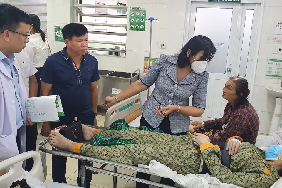 Lãnh đạo thành phố Thuận An thăm các nạn nhân bị thương đang được điều trị tại Bệnh viện đa khoa An Phú. (Ảnh: TTXVN phát)