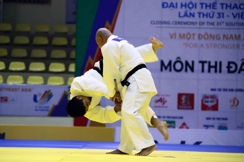 Cặp vận động viên Trần Quốc Cường-Phan Minh Hạnh (Việt Nam) thi đấu ở nội dung Kodokan Goshin Jutsu (bài quyền về các kỹ thuật tự vệ hiện đại) đối với nam và đạt 534.5 điểm để tiến vào vòng chung kết. (Ảnh: Quang Quyết/TTXVN) 