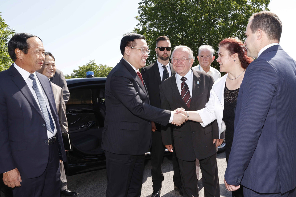 Lãnh đạo Nhà máy chế biến của Công ty Mirelite Mirsa đón Chủ tịch Quốc hội Vương Đình Huệ. (Ảnh: Doãn Tấn/TTXVN)