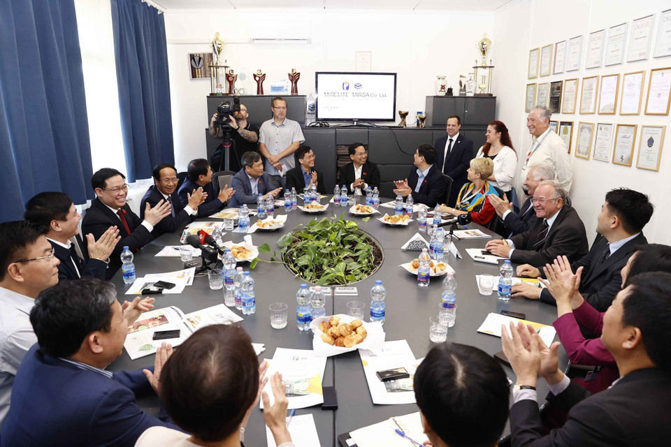 Chủ tịch Quốc hội Vương Đình Huệ thăm và làm việc với lãnh đạo Nhà máy chế biến của Công ty Mirelite Mirsa. (Ảnh: Doãn Tấn/TTXVN)