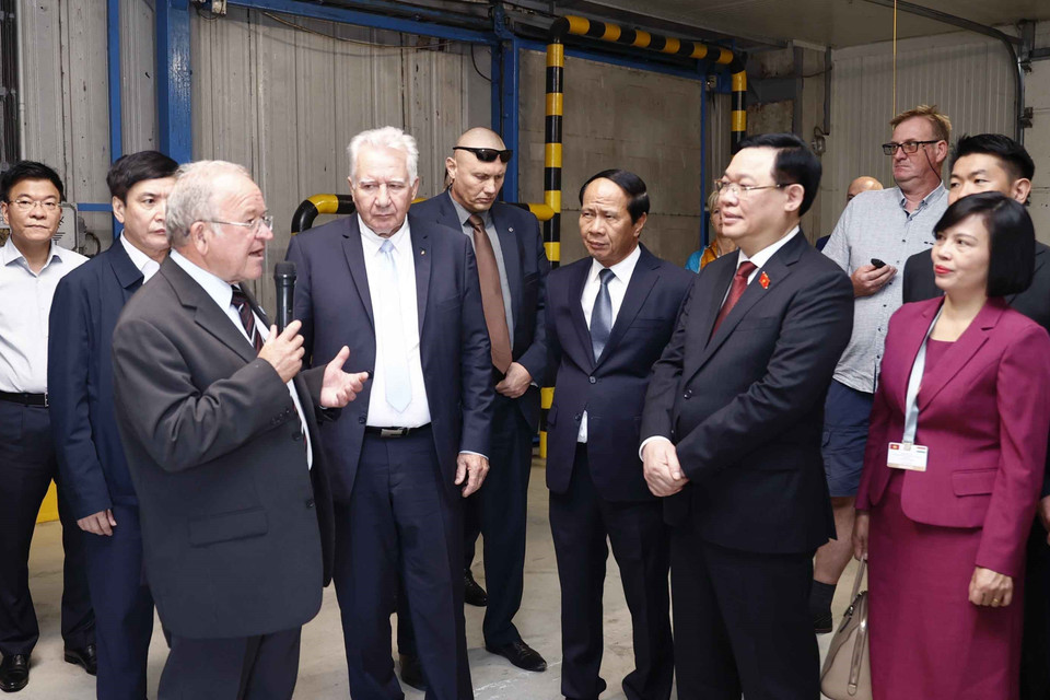 Hình ảnh Chủ tịch Quốc hội Vương Đình Huệ thăm Nhà máy chế biến của Công ty Mirelite Mirsa . (Ảnh: Doãn Tấn/TTXVN)