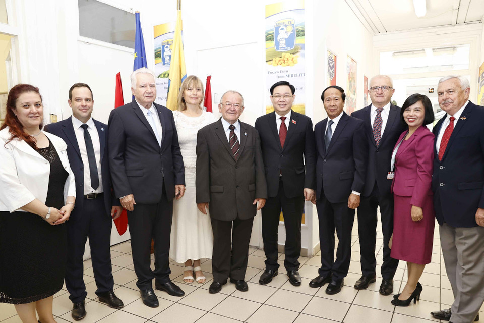 Chủ tịch Quốc hội Vương Đình Huệ và Phó Thủ tướng Nguyễn Văn Thành với đại biểu. (Ảnh: Doãn Tấn/TTXVN)