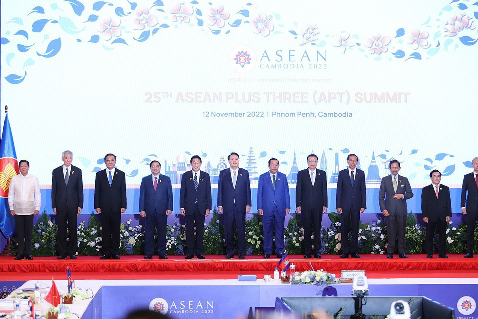 Trưởng đoàn các nước ASEAN và Thủ tướng Trung Quốc Lý Khắc Cường, Thủ tướng Nhật Bản Kishida Fumio và Tổng thống Hàn Quốc Yoon Suk-yeol chụp ảnh chung. (Ảnh: Dương Giang/TTXVN)