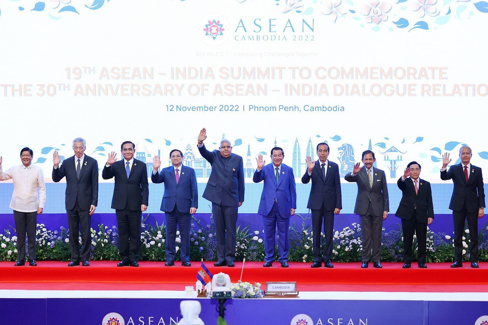 Trưởng đoàn các nước ASEAN và Phó Tổng thống Ấn Độ Jagdeep Dhankhar chụp ảnh chung. (Ảnh: Dương Giang/TTXVN)