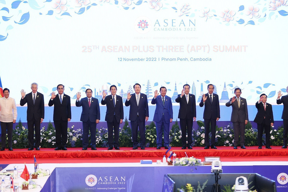 Trưởng đoàn các nước ASEAN và Thủ tướng Trung Quốc Lý Khắc Cường, Thủ tướng Nhật Bản Kishida Fumio và Tổng thống Hàn Quốc Yoon Suk-yeol chụp ảnh chung. (Ảnh: Dương Giang/TTXVN)