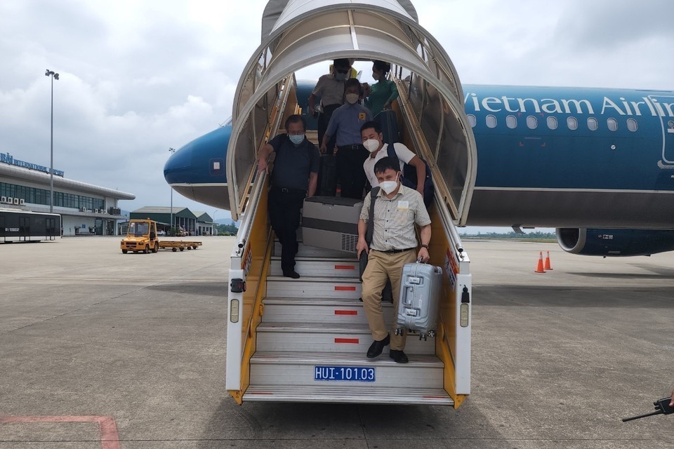 Các bác sỹ Bệnh viện Trung ương Huế vận chuyện tim để thực hiện ca ghép. (Nguồn: TTXVN)