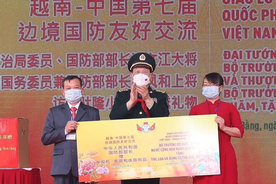 Bộ trưởng Quốc phòng Trung Quốc Ngụy Phượng Hòa tặng quà trường tiểu học Tà Lùng. (Ảnh: Trọng Đức/TTXV)N