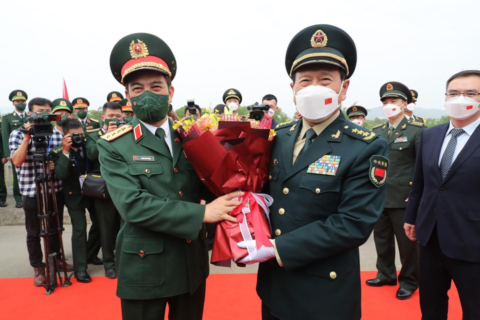 Bộ trưởng Quốc phòng Phan Văn Giang đón Bộ trưởng Quốc phòng Trung Quốc Ngụy Phượng Hòa tại cửa khẩu Tà Lùng. (Ảnh: Trọng Đức/TTXV)N