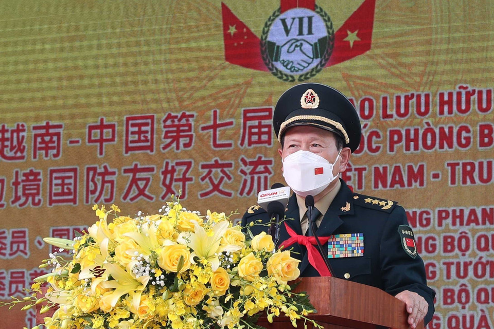 Bộ trưởng Quốc phòng Trung Quốc Ngụy Phượng Hòa phát biểu tại buổi tặng quà Trường Tiểu học Tà Lùng. (Ảnh: Trọng Đức/TTXV)N