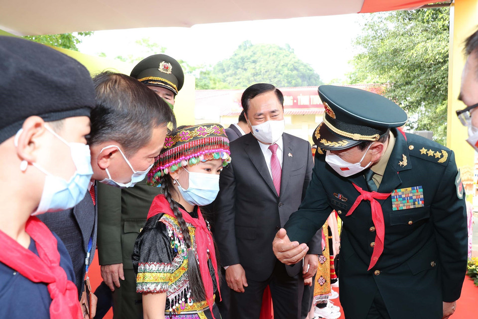 Bộ trưởng Quốc phòng Trung Quốc Ngụy Phượng Hòa với các em học sinh trường tiểu học Tà Lùng. (Ảnh: Trọng Đức/TTXVN)