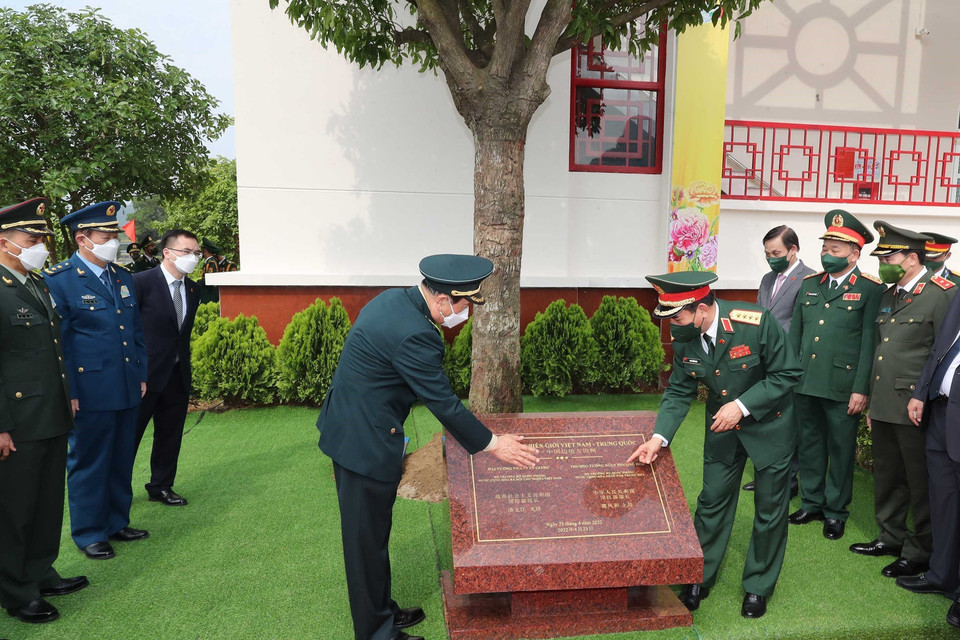 Bộ trưởng Quốc phòng Phan Văn Giang và Bộ trưởng Quốc phòng Trung Quốc Ngụy Phượng Hòa trồng cây lưu niệm tại tại cửa khẩu Tà Lùng. (Ảnh: Trọng Đức/TTXV)N