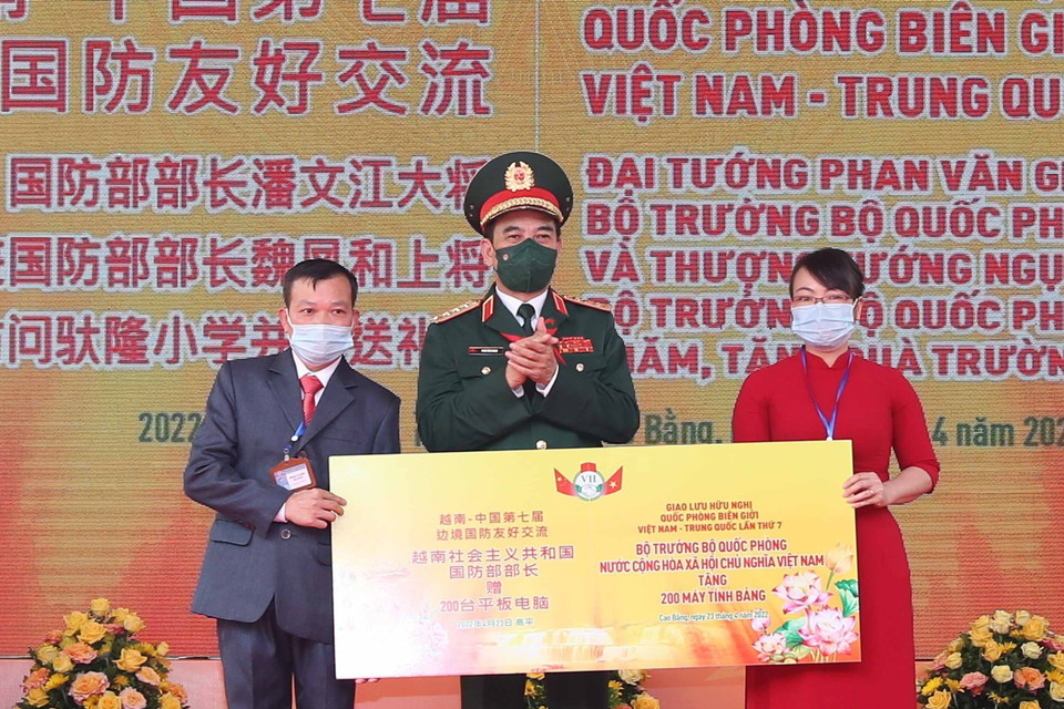 Bộ trưởng Quốc phòng Phan Văn Giang tặng quà trường tiểu học Tà Lùng. (Ảnh: Trọng Đức/TTXV)N