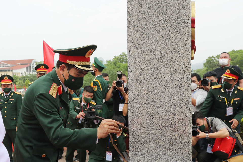 Bộ trưởng Quốc phòng Phan Văn Giang tô sơn cột mốc biên giới Việt Nam tại cửa khẩu Tà Lùng. (Ảnh: Trọng Đức/TTXV)N