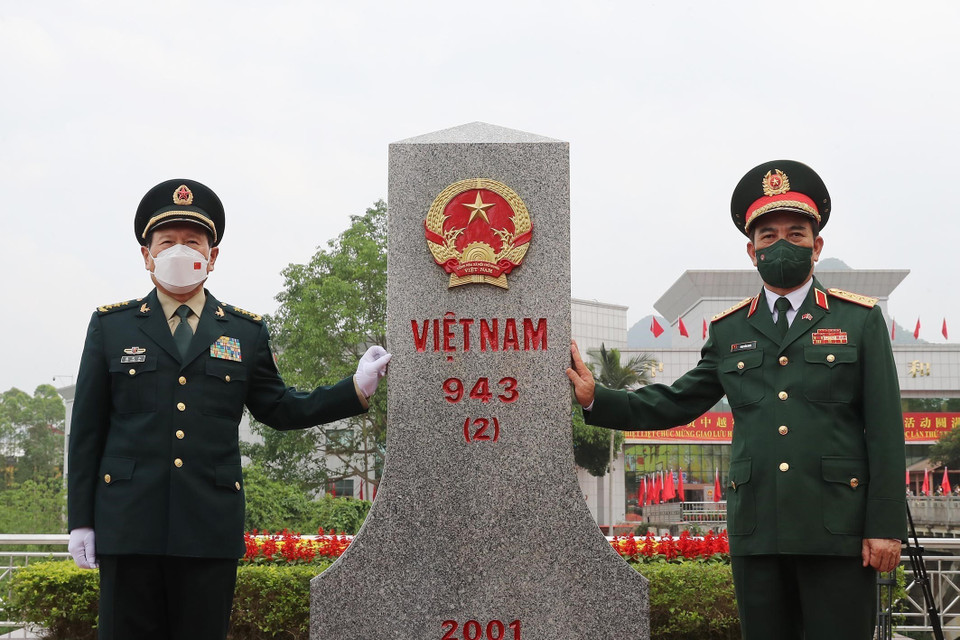  Bộ trưởng Quốc phòng Phan Văn Giang và Bộ trưởng Quốc phòng Trung Quốc Ngụy Phượng Hòa chào cột mốc biên giới Việt Nam tại cửa khẩu Tà Lùng. (Ảnh: Trọng Đức/TTXV)N