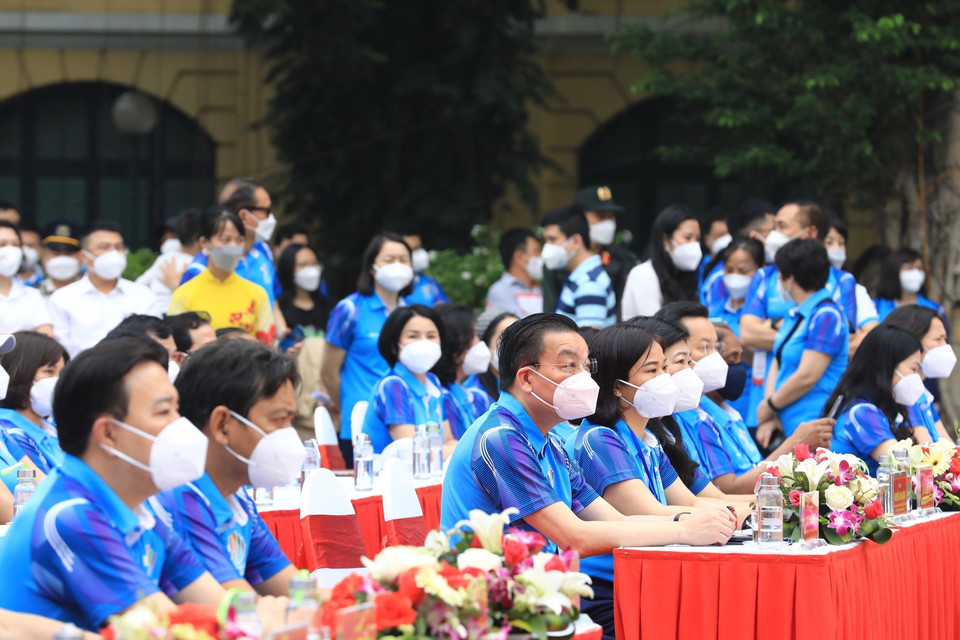 Chủ tịch UBND Thành phố Hà Nội Chu Ngọc Anh và các đại biểu dự buổi lễ. (Ảnh: Hoàng Hiếu/TTXVN)