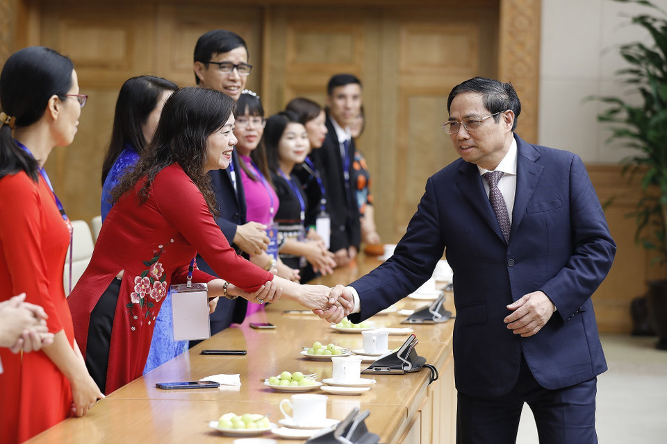 Thủ tướng Phạm Minh Chính và các nhà giáo tiêu biểu. (Ảnh: Dương Giang/TTXVN)