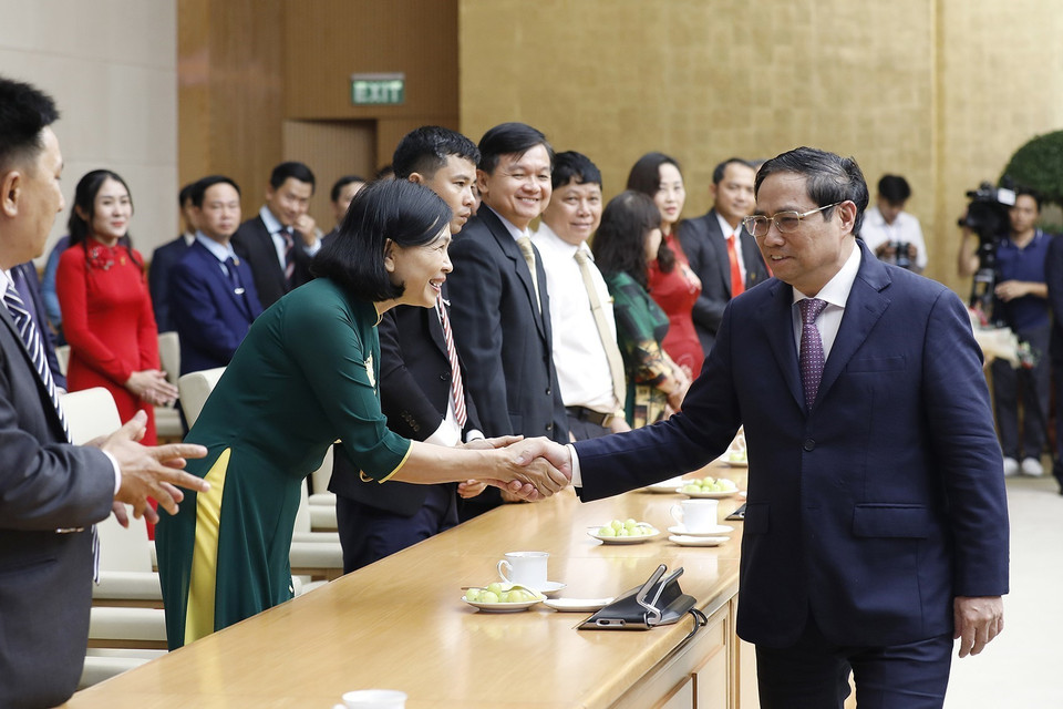 Thủ tướng Phạm Minh Chính và các nhà giáo tiêu biểu. (Ảnh: Dương Giang/TTXVN)