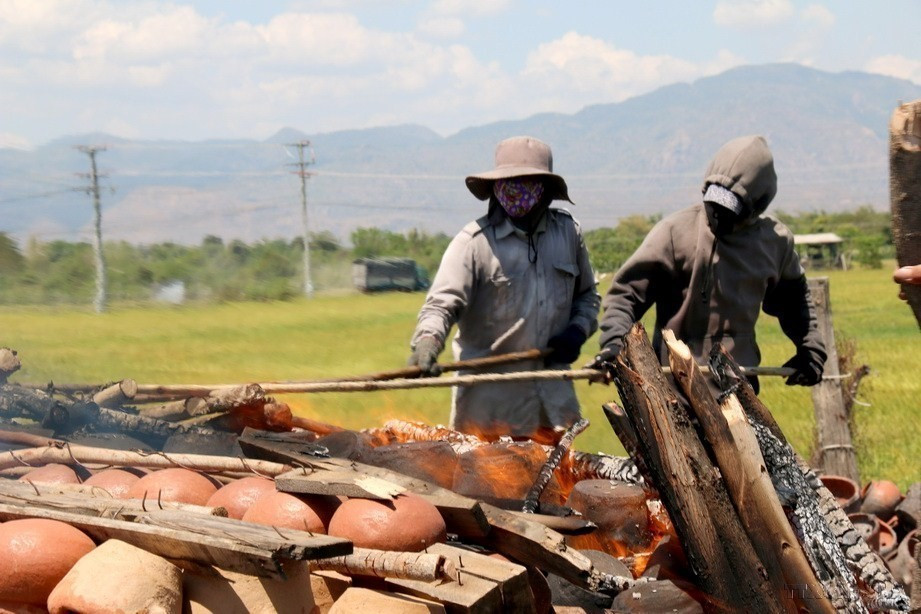 Sản phẩm làng gốm Chăm Bình Đức hiện nay chủ yếu làm theo nhu cầu của thị trường như nồi đất, lò, trả đất, lò bánh, lu khạp. (Ảnh: Nguyễn Thanh/TTXVN)