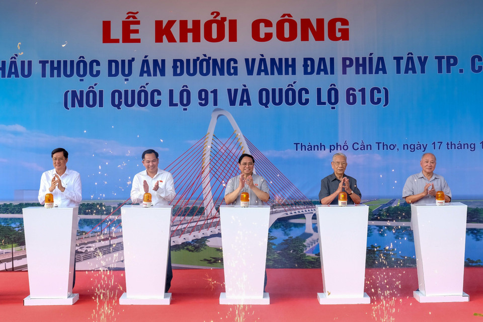 Thủ tướng Phạm Minh Chính và các đại biểu thực hiện lễ khởi công. (Ảnh: Thanh Liêm/TTXVN)